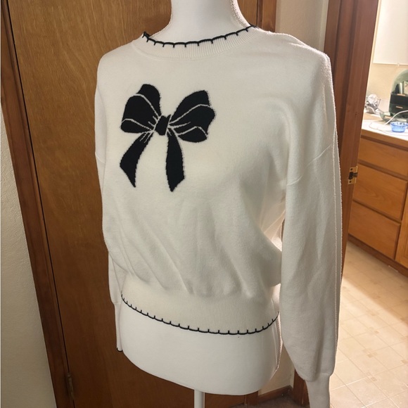 Elegant White Sweater with Black Bow Accent - Picture 2 of 8